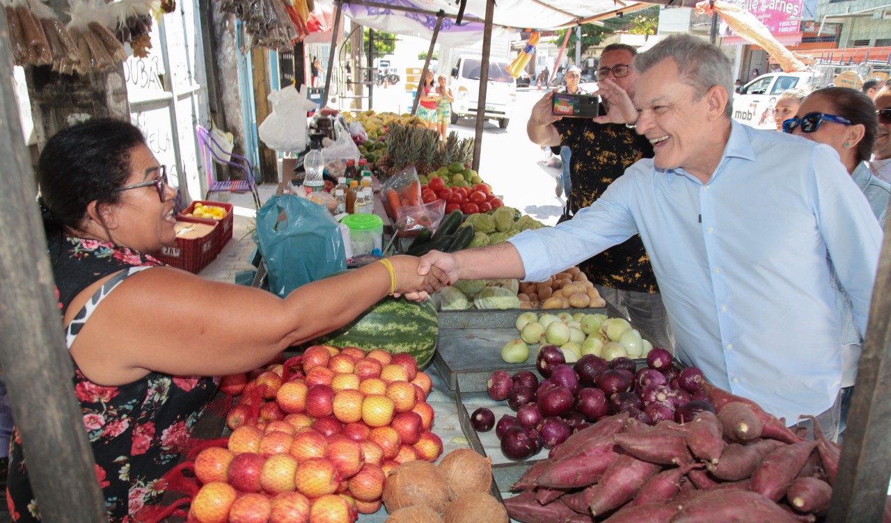 prefeito sarto cumprimenta feirante